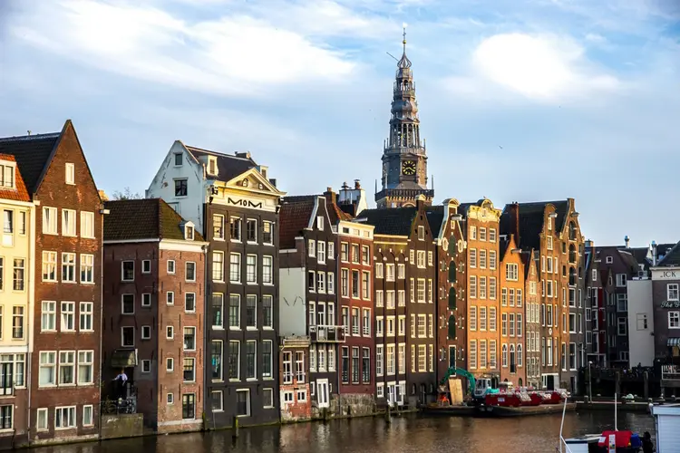 De Amsterdamse woningmarkt blijft volop veranderen, waardoor het vinden van een geschikte woning bijna onmogelijk is