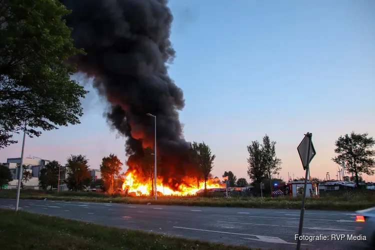 Grote uitslaande brand op campingpark Westpoort Amsterdam