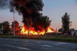 Grote uitslaande brand op campingpark Westpoort Amsterdam