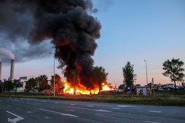Grote uitslaande brand op campingpark Westpoort Amsterdam