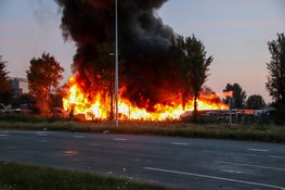 Grote uitslaande brand op campingpark Westpoort Amsterdam