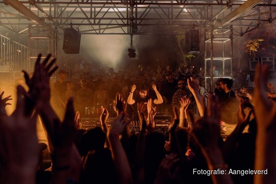 Dekmantel Festival 2026 opent vernieuwde editie in het Amsterdamse Bos