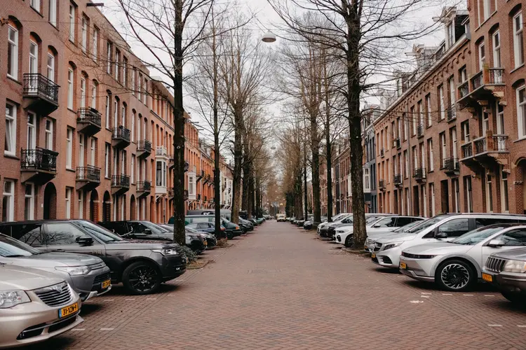Waarom parkeerdruk in Amsterdamse buurten blijft toenemen