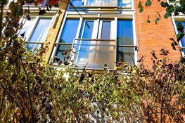 Brandweer voorkomt overslag naar woning bij brand in Amsterdam