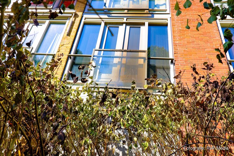 Brandweer voorkomt overslag naar woning bij brand in Amsterdam