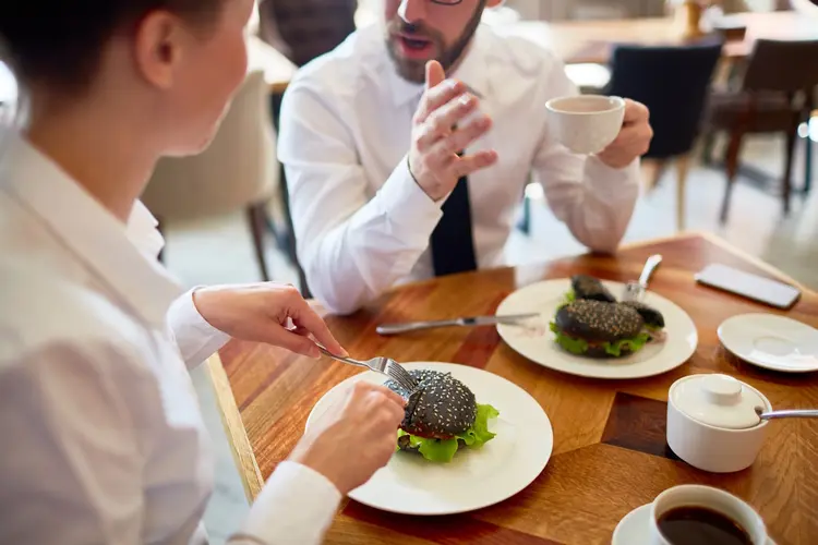 Zakelijke lunch regelen: waar bedrijven in de regio op letten