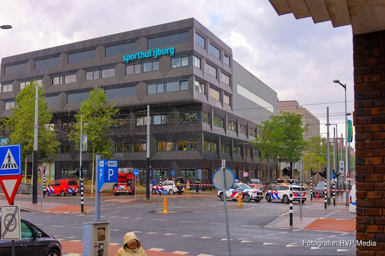Hulpdiensten ingezet voor verward persoon in Eva Besnyöstraat; tramverkeer IJburg gestremd