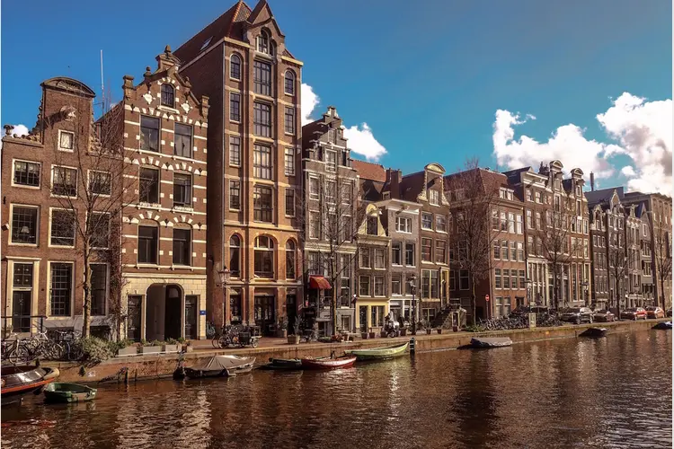 Zingen, darten en cocktails: jouw avond uit bij deze karaoke bar in Amsterdam