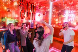 Zingen, darten en cocktails: jouw avond uit bij deze karaoke bar in Amsterdam