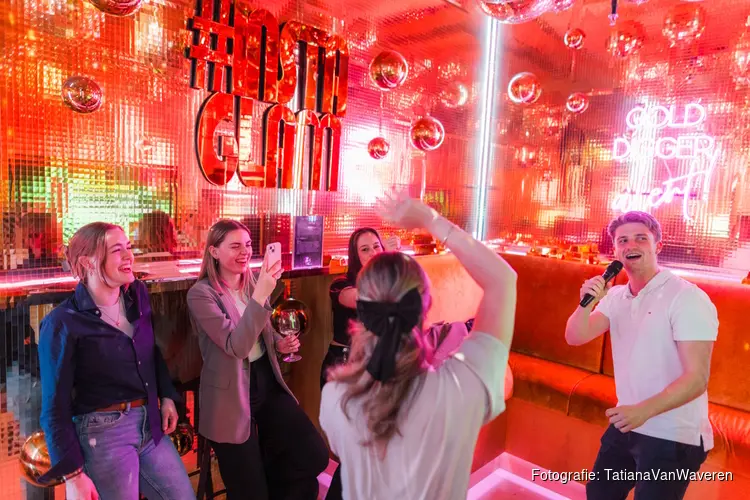 Zingen, darten en cocktails: jouw avond uit bij deze karaoke bar in Amsterdam