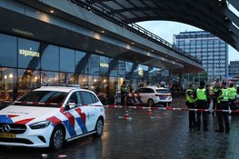 Vier gewonden bij steekpartij aan achterzijde Centraal Station, een verdachte aangehouden
