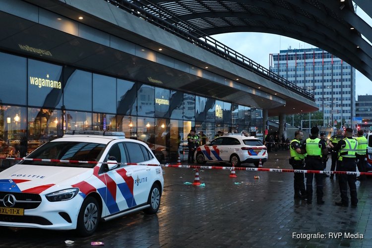 Vier gewonden bij steekpartij aan achterzijde Centraal Station, een verdachte aangehouden