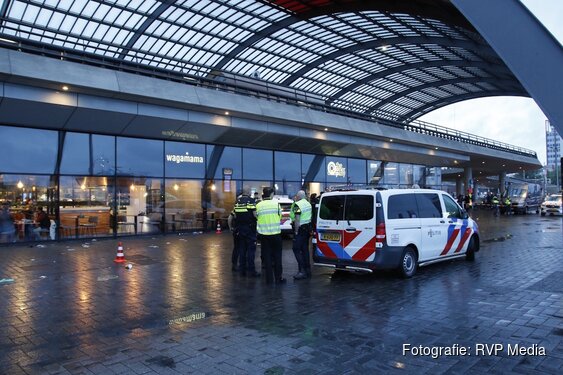 Getuigen gezocht na steekincident met drie slachtoffers De Ruijterkade