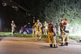 Auto met drie inzittenden belandt in sloot