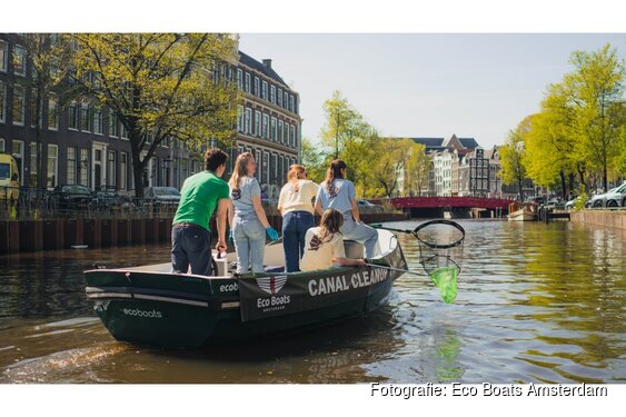 Met schepnetten de Amsterdamse grachten op met Eco Boats Amsterdam