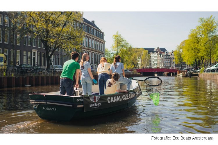 Met schepnetten de Amsterdamse grachten op met Eco Boats Amsterdam