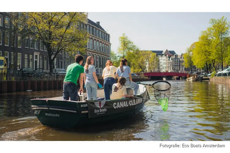 Met schepnetten de Amsterdamse grachten op met Eco Boats Amsterdam