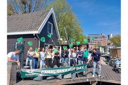 Met schepnetten de Amsterdamse grachten op met Eco Boats Amsterdam