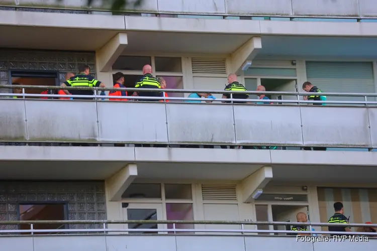 Gewonde bij steekpartij in flat in Amsterdam-Noord, vrouw aangehouden