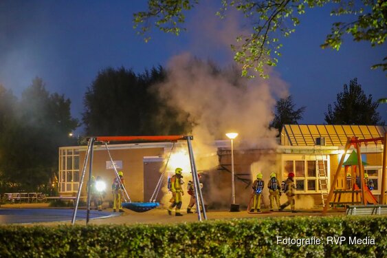 Brandweer voorkomt overslag bij brand naast buurthuis De Aker in Amsterdam