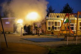 Brandweer voorkomt overslag bij brand naast buurthuis De Aker in Amsterdam