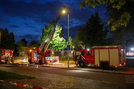 Brandweer voorkomt overslag bij brand naast buurthuis De Aker in Amsterdam