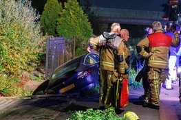 Tesla belandt in sloot na eenzijdig ongeval aan Osdorperweg