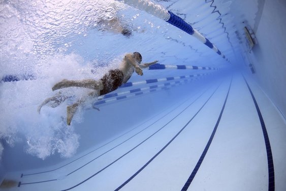 Nieuwe mbo-opleiding zweminstructeur om personeelstekorten zwembaden tegen te gaan