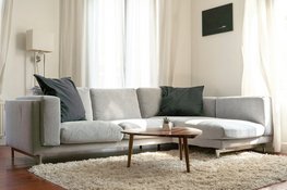 Bank en tapijt laten reinigen in een Amsterdamse woning: waarom lokaal maatwerk telt