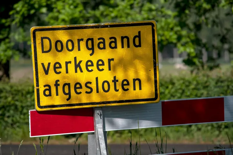 Straat tijdelijk dicht in Amsterdam: wie regelt wat, van ontheffing tot melding