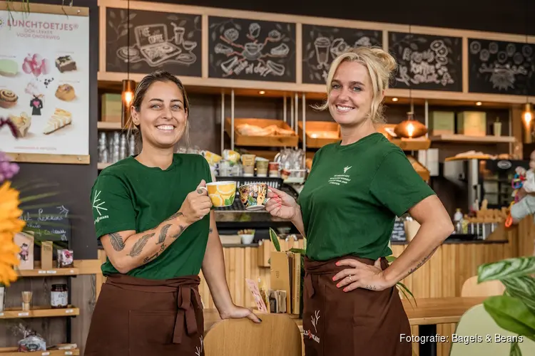 Amsterdamse bagelbazen Babette en Miriam openen tweede Bagels & Beans op Waterlooplein