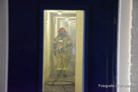 Vuurwerk veroorzaakt rookontwikkeling in kelderboxen van flat in Amsterdam
