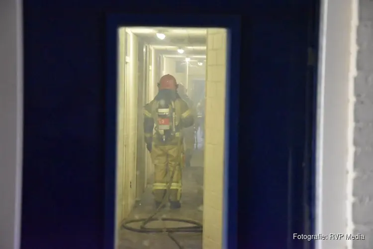 Vuurwerk veroorzaakt rookontwikkeling in kelderboxen van flat in Amsterdam