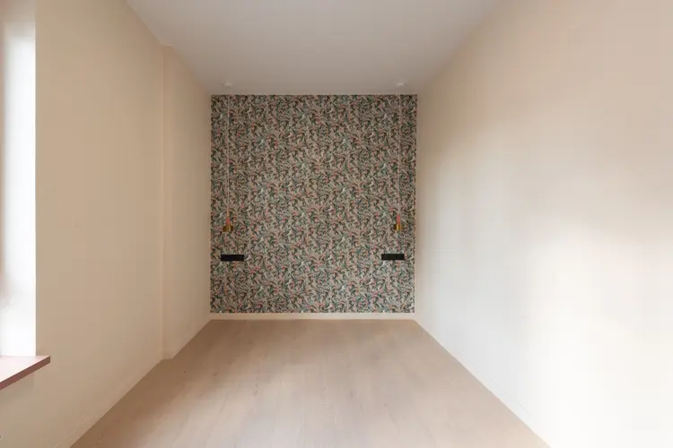 Hoe glasvezelbehang een scheve muur in De Pijp een tweede leven gaf