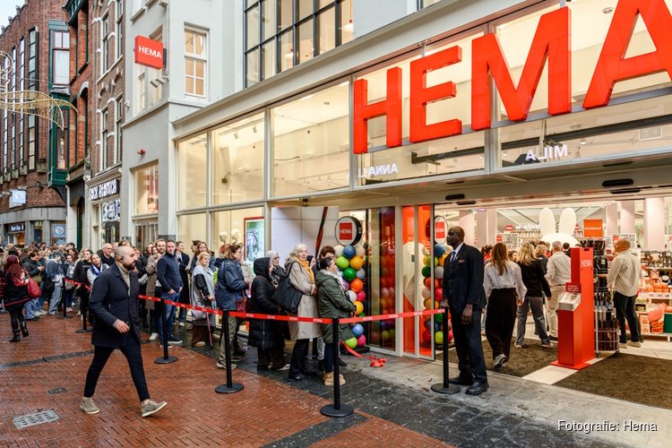Veel belangstelling voor feestelijke opening vernieuwde HEMA Nieuwendijk
