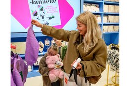 Veel belangstelling voor feestelijke opening vernieuwde HEMA Nieuwendijk