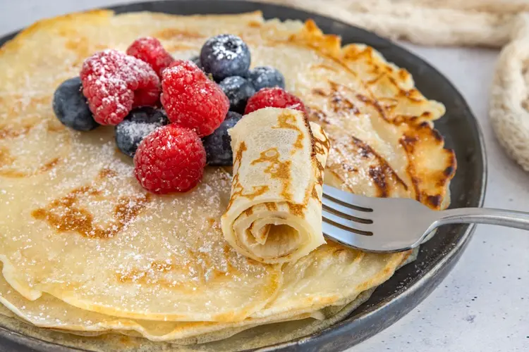 Ontbijten aan de Prinsengracht met pannenkoeken op tafel