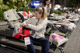 24 bedrijven slapen buiten op de Zuidas en halen meer dan €108,000 op voor mensen zonder thuis