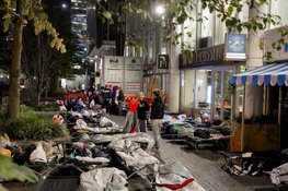 24 bedrijven slapen buiten op de Zuidas en halen meer dan €108,000 op voor mensen zonder thuis