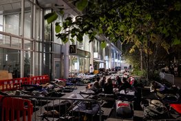 24 bedrijven slapen buiten op de Zuidas en halen meer dan €108,000 op voor mensen zonder thuis